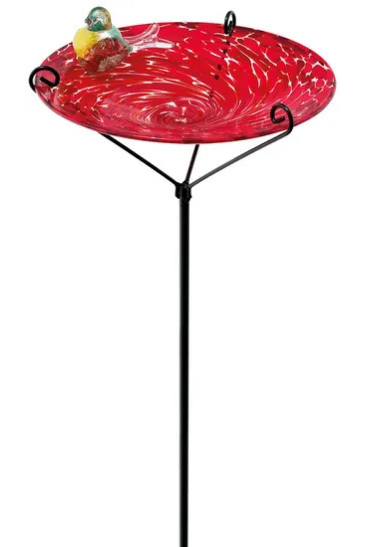 Eine Vogeltränke aus rotem Glas auf einem schwarzen Metallständer mit einem kleinen Ziervogel auf dem Rand.