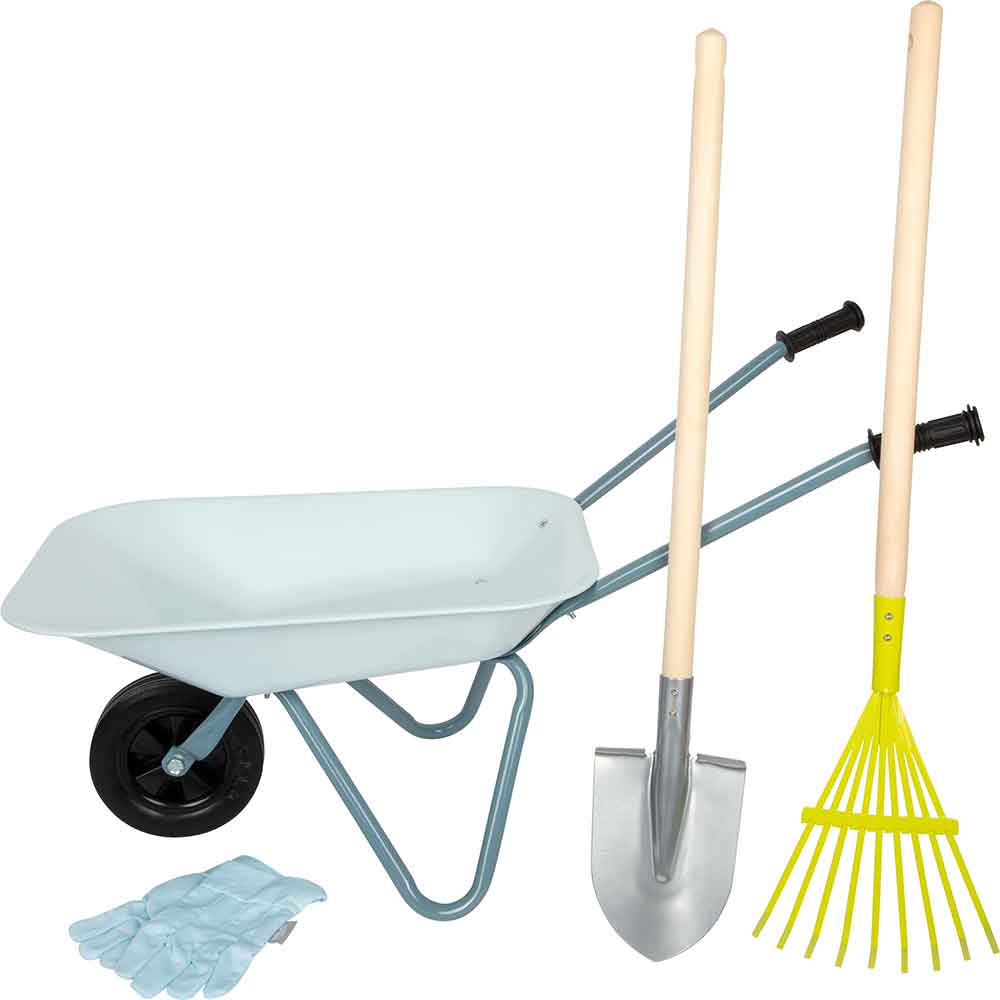Eine hellblaue Schubkarre wird mit einem Paar Gartenhandschuhen, einer silbernen Schaufel und einer gelben Harke gezeigt, alle mit hellen Holzgriffen.