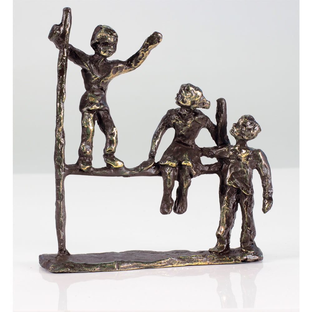 Bronzeskulptur „Kindheit“ von Gerard mit drei abstrakten menschlichen Figuren, die auf einer horizontalen Stange interagieren.