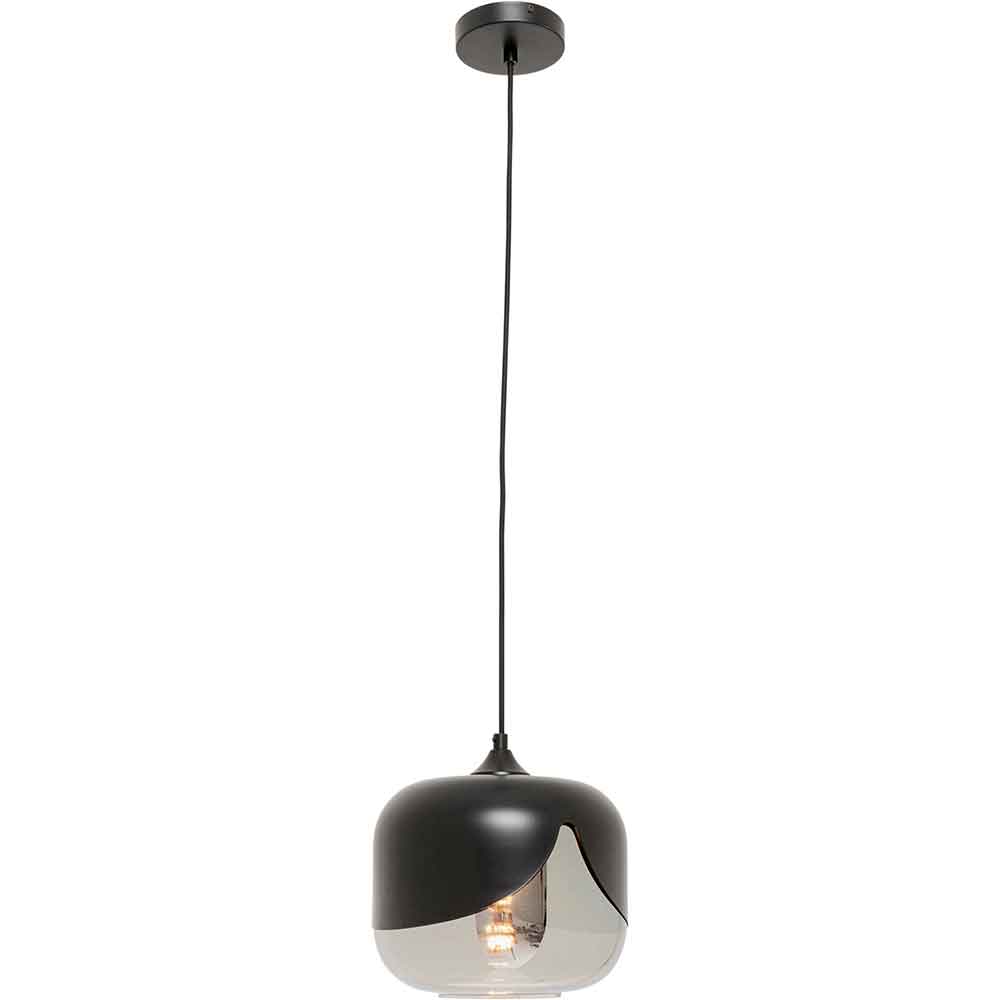 Eine moderne schwarz-silberne Pendelleuchte mit einem abgerundeten Schirm, der an einer schwarzen Schnur hängt und an der Decke befestigt ist.