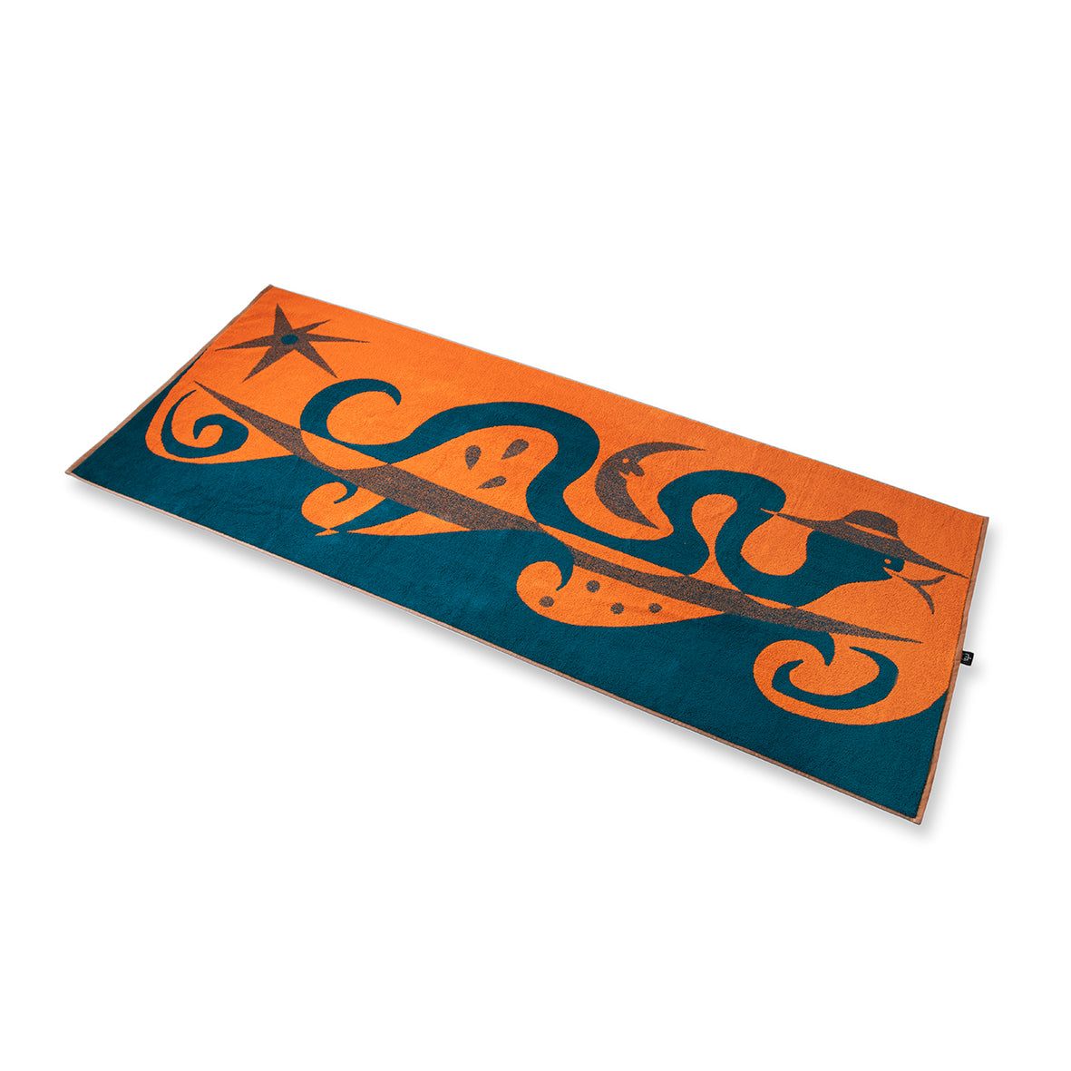 Rechteckiges Handtuch mit einem abstrakten Schlangendesign in Orange und Blaugrün und einem Stern in einer Ecke.