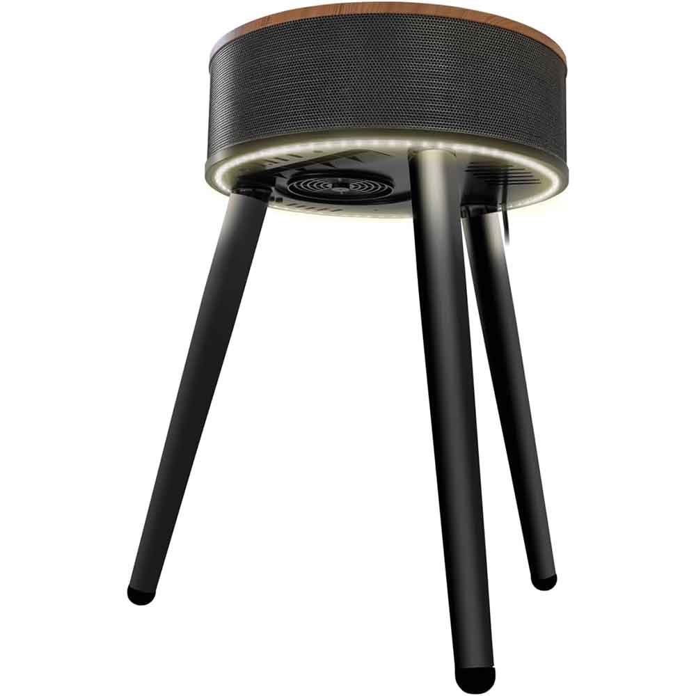 Ein moderner, runder, dreibeiniger Hocker mit schwarzem Fuß, Holzsitz und eingebautem Heizlüfter unter dem Sitz. Eine Lichtleiste befindet sich an der unteren Kante rundherum