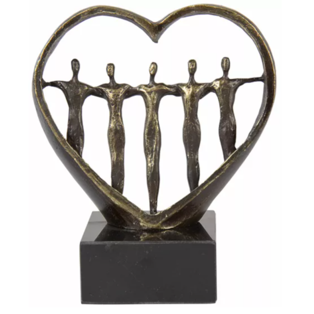 Bronzeskulptur „In Liebe“ von Gerard: Fünf Figuren mit verschränkten Armen stehen in einer Herzform auf einem schwarzen Sockel.