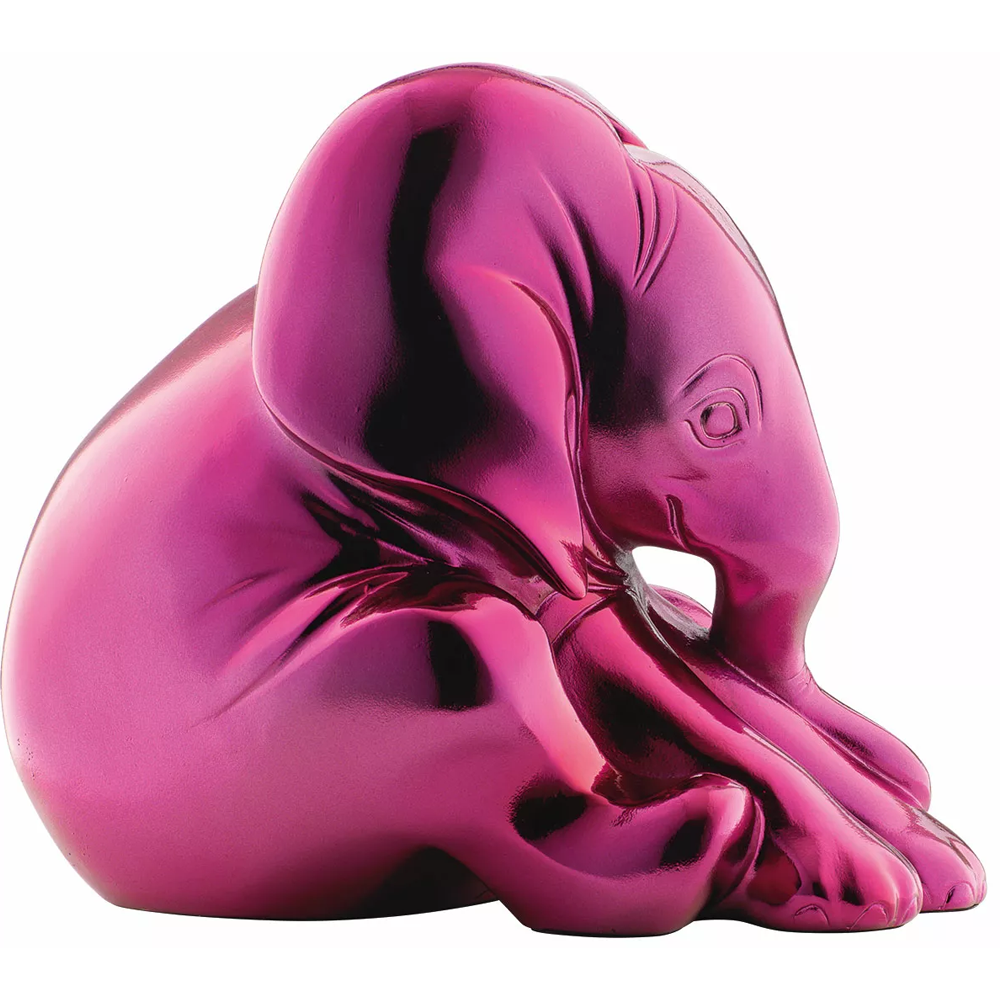 Glänzende rosafarbene Skulptur eines sitzenden Elefantenbabys, das seinen Rüssel zu den Vorderbeinen hin gebogen hat.