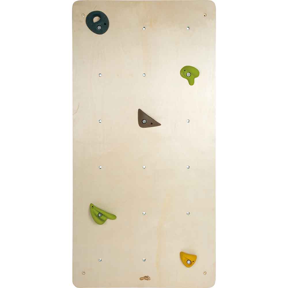 Eine hölzerne Kletterwand mit fünf verschiedenen Klettergriffen aus Kunststoff in den Farben Grün, Braun und Gelb, die auf der Oberfläche angeordnet sind.