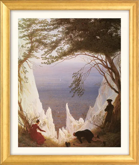 In Caspar David Friedrichs Gemälde „Kreidefelsen auf Rügen“ (1818) stehen drei Menschen auf Klippen mit Blick auf das Meer, eingerahmt von Bäumen über markanten weißen Kreidefelsen.