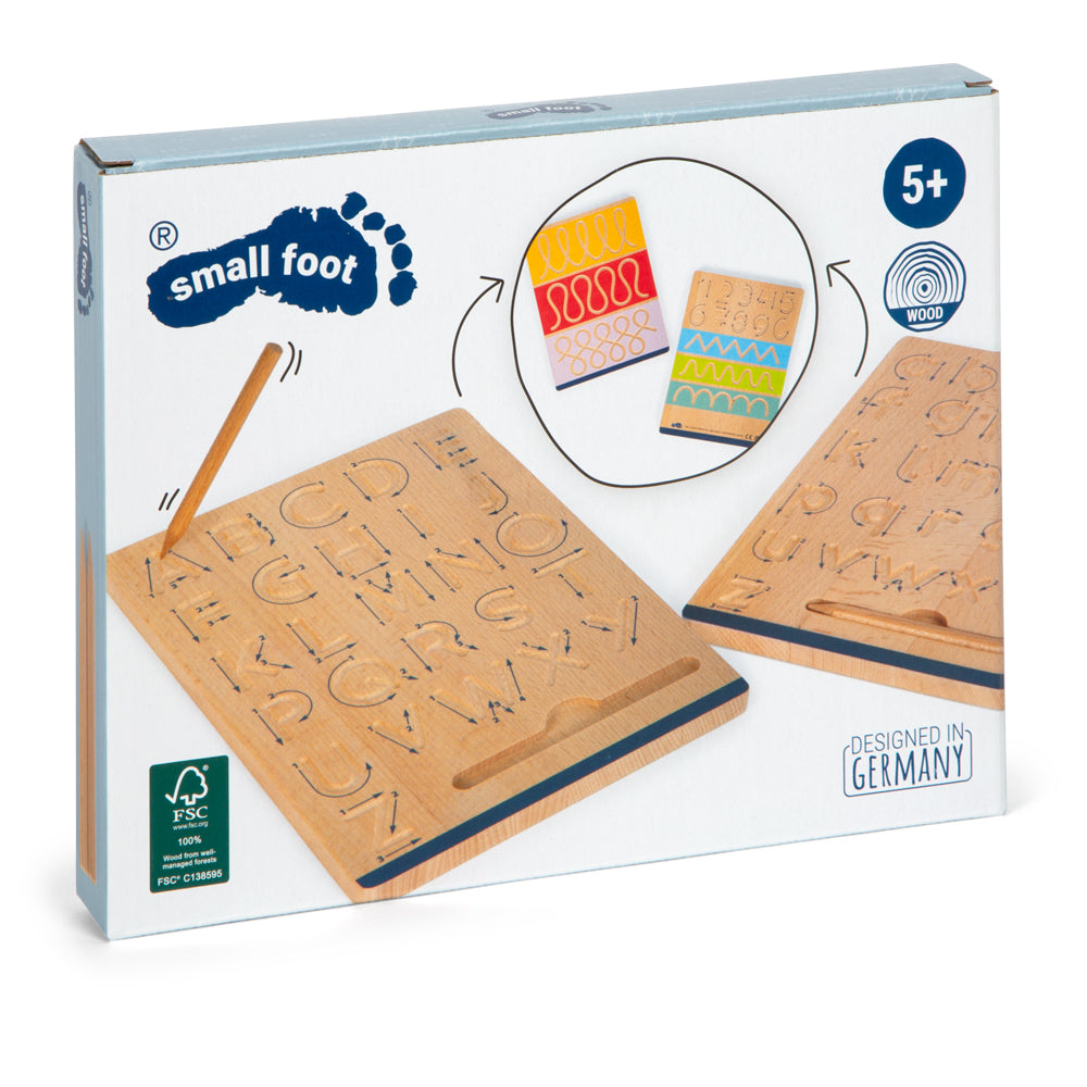Schreibtafel-Set „Educate“ Holzalphabet-Schreibtafel für Kinder ab 5 Jahren, von small foot, abgebildet auf der Produktverpackung.