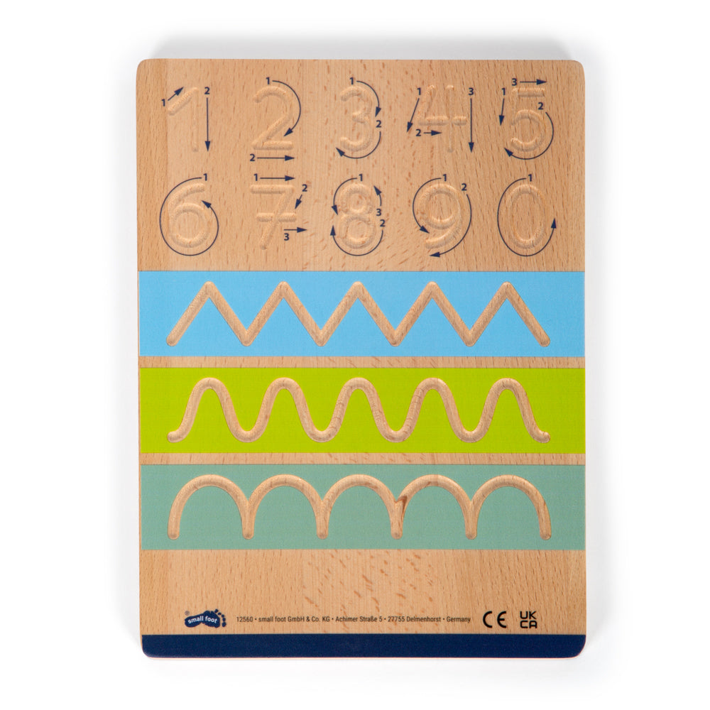 Das Schreibtafel-Set „Educate“ besteht aus einer hölzernen Zeichentafel mit den Zahlen 1-9 und verschiedenen Linienmustern, die Kindern dabei helfen sollen, ihre Feinmotorik zu trainieren.