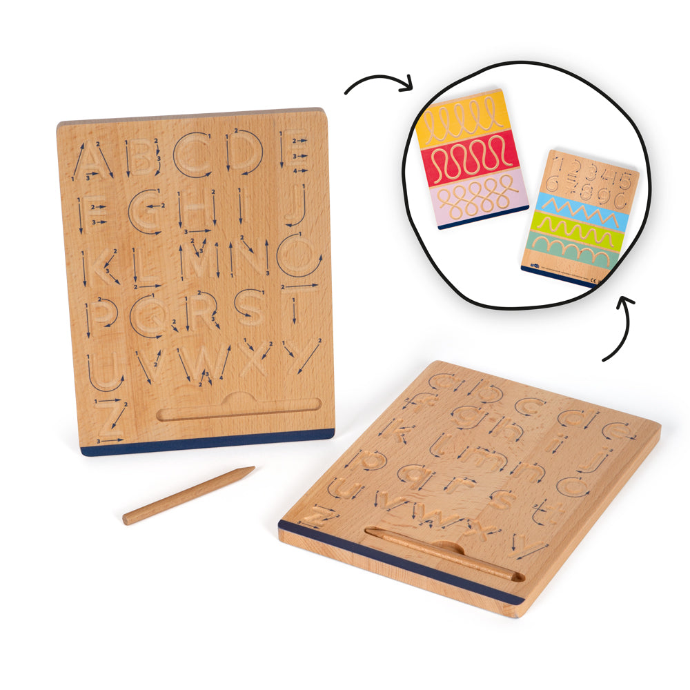 Das Schreibtafel-Set „Educate“ beinhaltet zwei hölzerne Alphabet-Abschreibtafeln mit Aussparungen, einen Stift und eine Einlage mit Abschreibmusterkarten.