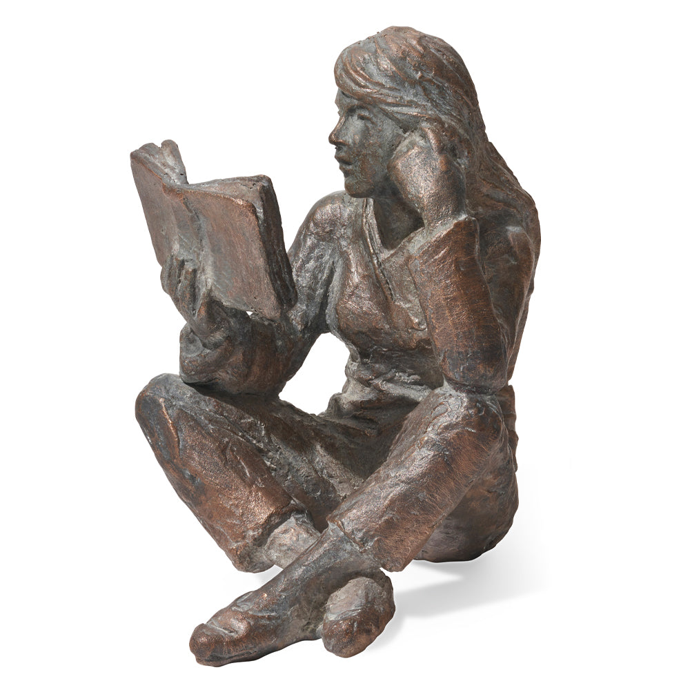Luis Högers Bronzeskulptur „Lesende“ zeigt eine sitzende Frau, die ein Buch liest und eine Hand an den Kopf stütz.