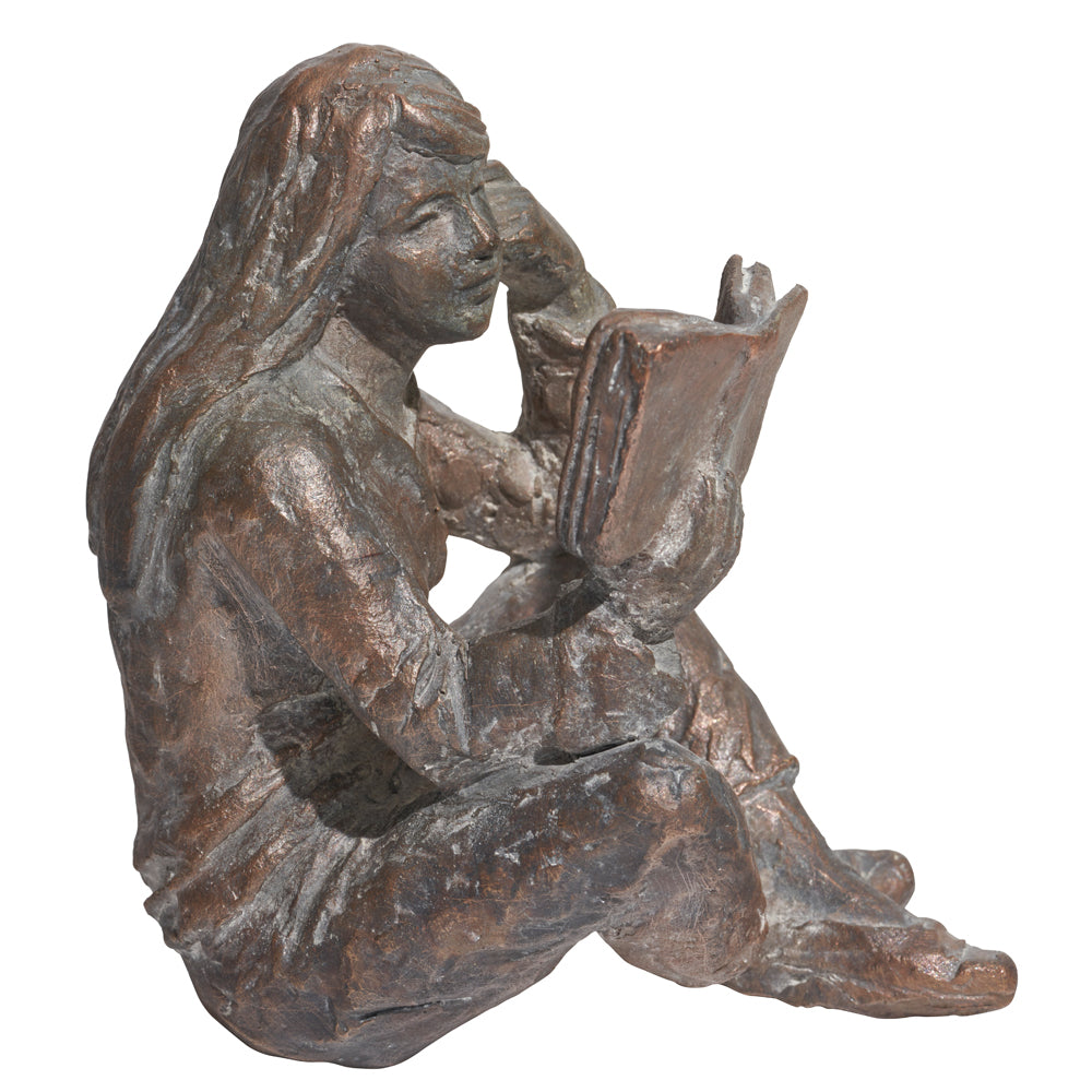 Bronzeskulptur „Lesende“ von Luis Höger: Eine sitzende Figur mit langen Haaren, die in entspannter Haltung ein Buch liest.