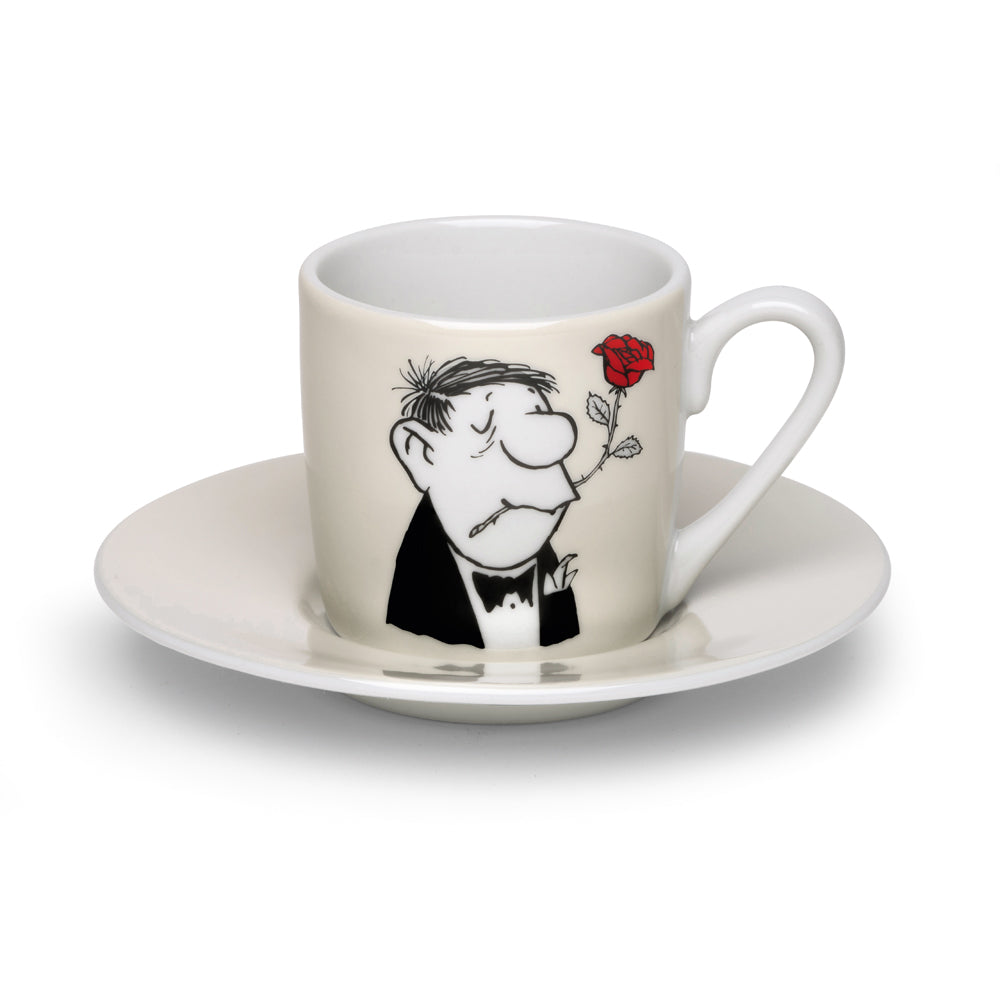 Set aus 4 Espressotassen und Untertassen aus Porzellan, jeweils mit Künstlermotiven – eine Tasse zeigt einen Cartoon-Mann im Smoking, der eine rote Rose hält. Produkt: Loriot: 4 Espressotassen mit Künstlermotiven im Set, Porzellan.