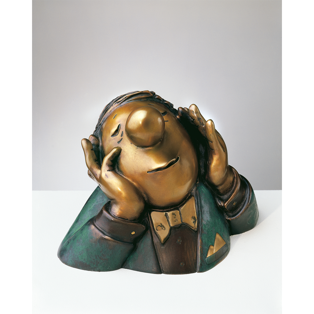 Bronzeskulptur „Der Träumer“ von Loriot: zeigt einen cartoonhaften Mann im Anzug, die Augen geschlossen, die Hände auf den Wangen und einen zufriedenen Gesichtsausdruck.