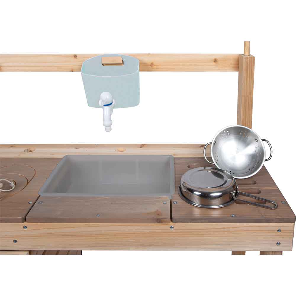Eine Spielküche aus Holz mit einer Plastikspüle, einem Metallsieb, zwei Metallpfannen und einem blauen Wasserhahn über der Spüle.
