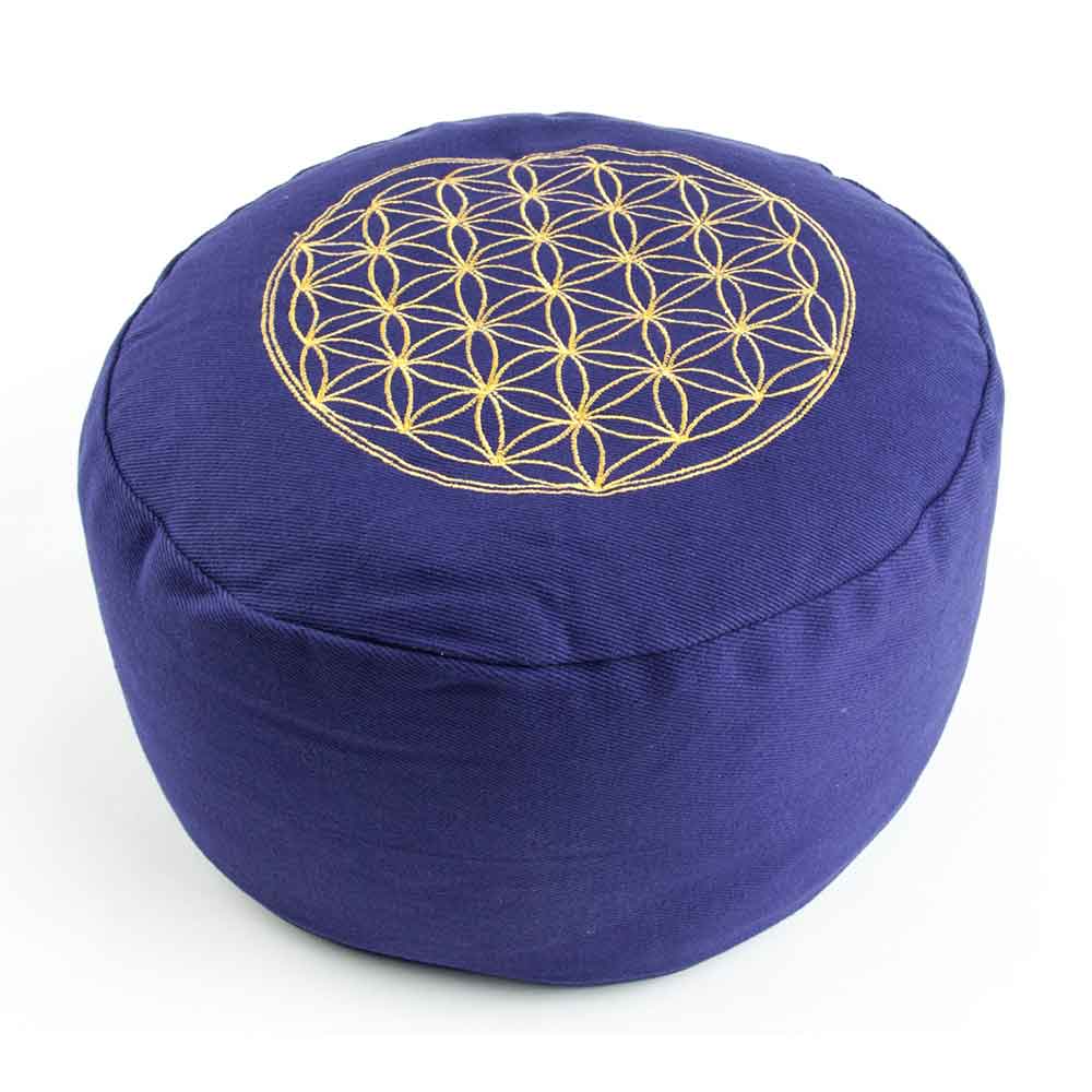 Rundes blaues Meditationskissen mit einem gelben geometrischen Blumenmuster, das aufgestickt ist.