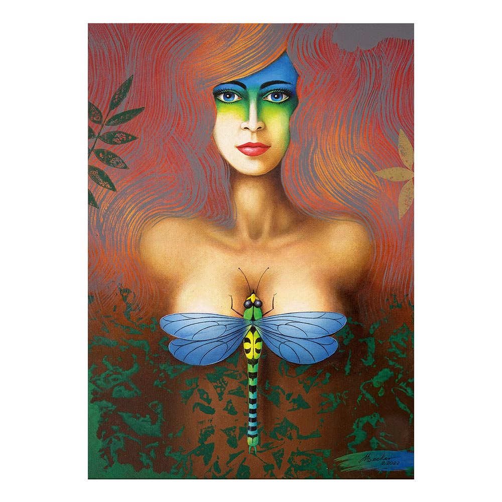 Surreales Porträt von Michael Becker: „Libelle“, 2022 auf Keilrahmen, zeigt eine Frau mit leuchtender Gesichtsbemalung und einer auffälligen blauen Libelle auf der Brust.