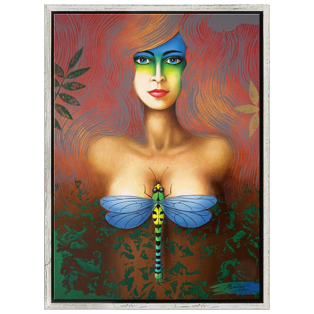 Michael Becker: „Libelle“, 2022 gerahmt – Surreales Gemälde einer Frau mit wallendem roten Haar, bunter Gesichtsbemalung und einer großen blauen Libelle auf der Brust.