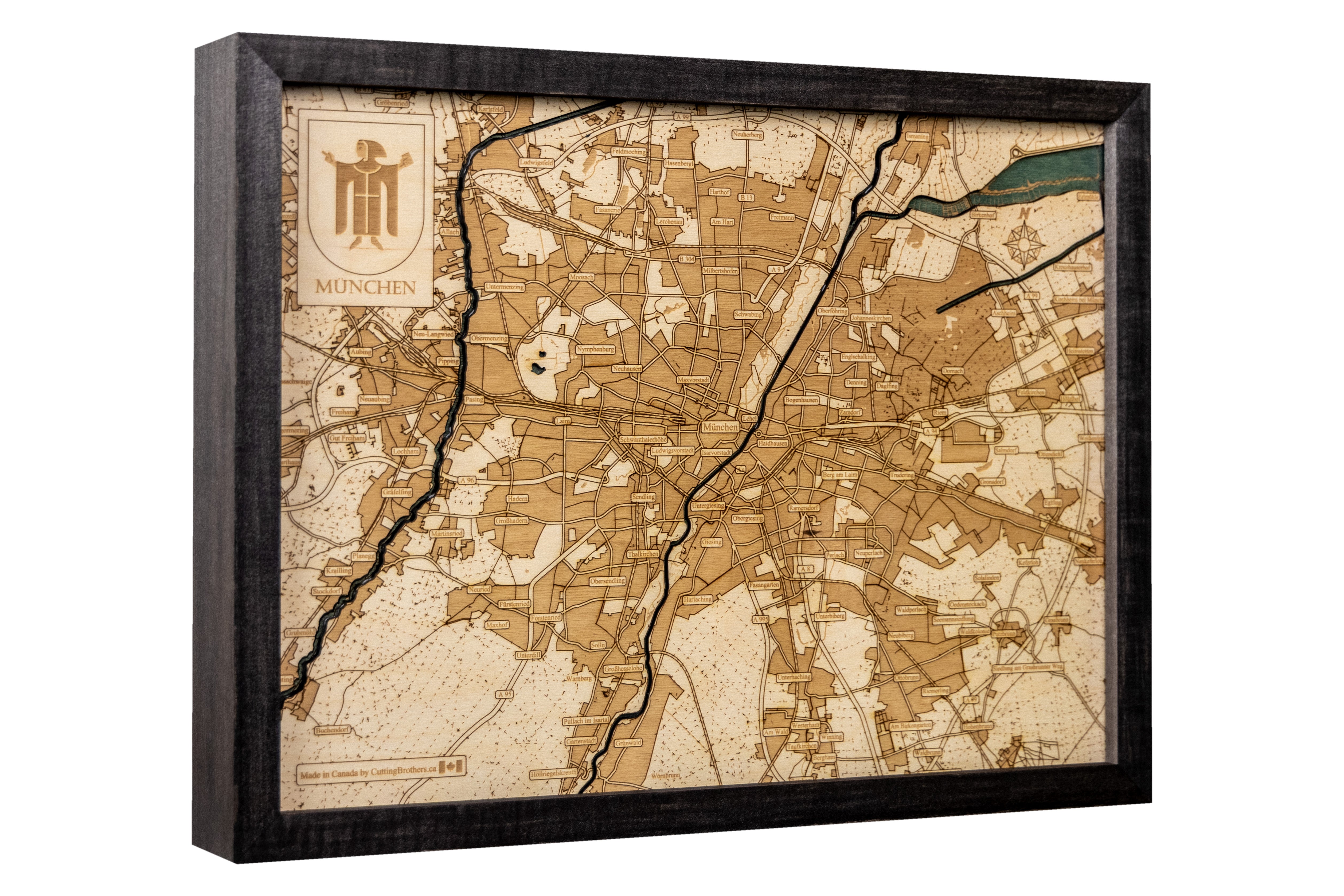 Gerahmte Holzkarte von München, Deutschland, mit detaillierten Straßen und topografischen Merkmalen.