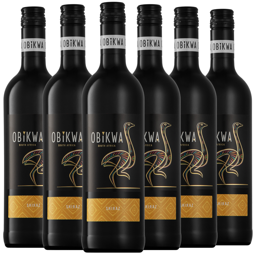 Sechs Flaschen Obikwa Shiraz-Wein mit schwarzen Etiketten und einem goldfarbenen Vogelmotiv, die in zwei Reihen angeordnet sind.