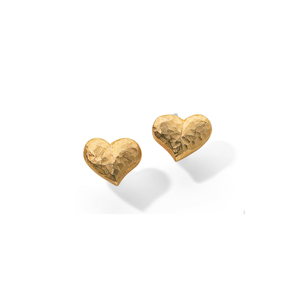 Paar strukturierte, herzförmige Ohrstecker aus Gold auf weißem Hintergrund.