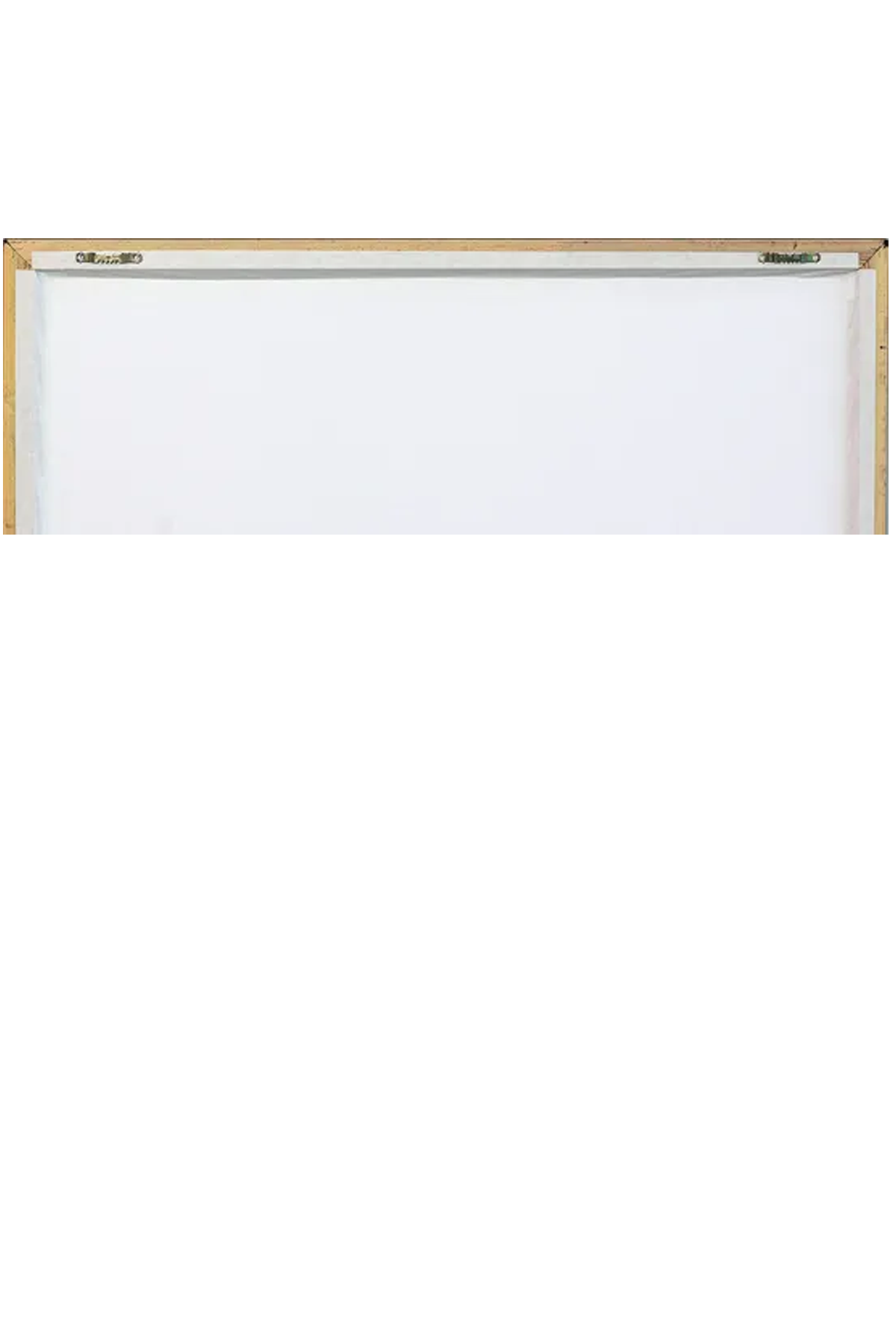 Das Bild zeigt den oberen Teil eines einfachen rechteckigen Whiteboards mit einem Holzrahmen vor einem weißen Hintergrund.
