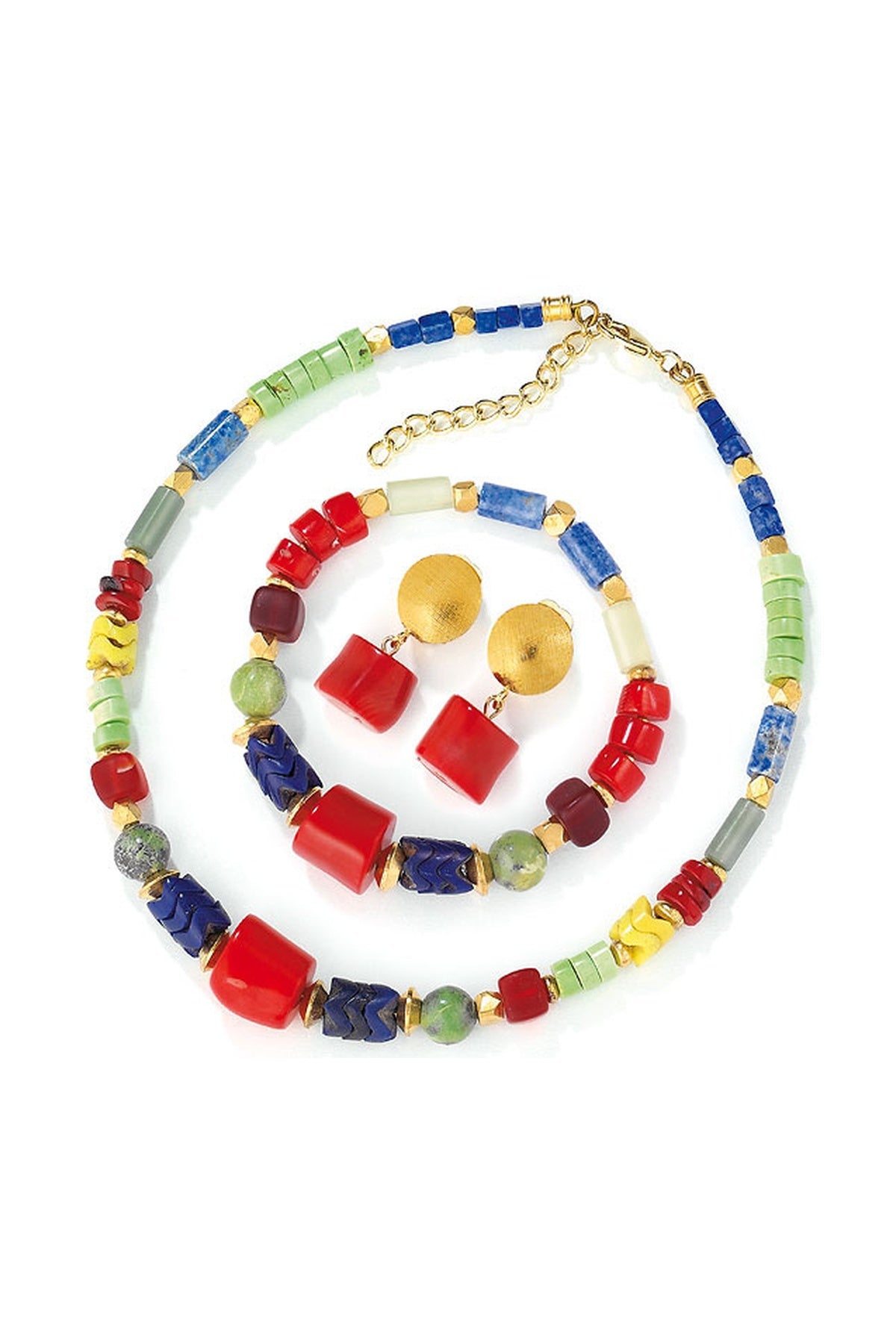 Ein farbenfrohes Schmuckset mit einer Perlenkette, einem Armband und runden goldenen Ohrringen, die mit roten, blauen, grünen und gelben Perlen besetzt sind.