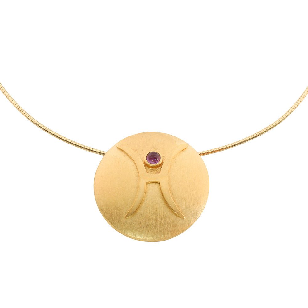 Petra Waszak: Sternzeichen-Collier „Fische“ (20.02.-20.03.) – goldene Halskette mit einem runden Fische-Anhänger und einem kleinen rosafarbenen Edelstein an der Spitze.