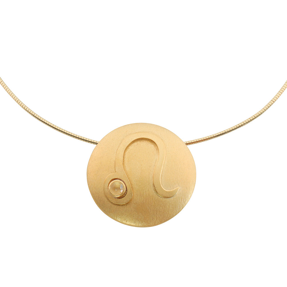 Das Petra Waszak Sternzeichen-Collier „Löwe“ (23.07.-23.08.) ist eine goldene Halskette mit einem runden Anhänger mit dem Sternzeichen Löwe und einem eingelegten Edelstein.