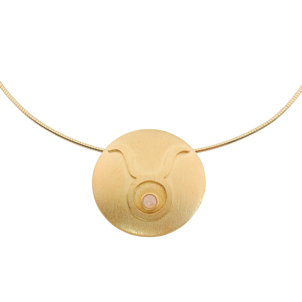 Das Petra Waszak Sternzeichen-Collier „Stier“ (21.04.-20.05.) ist eine goldene Halskette mit einem runden Anhänger, der das Sternzeichen Stier und in der Mitte einen kleinen rosa Stein zeigt.