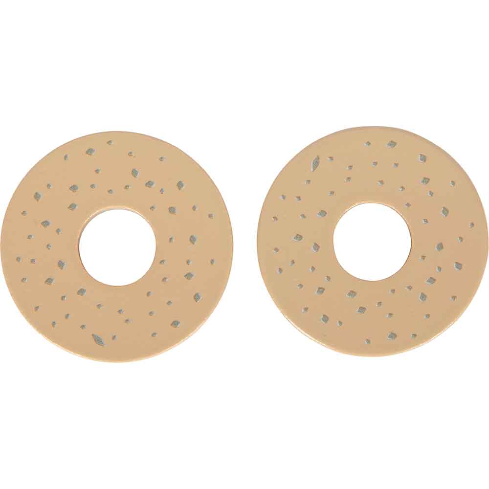 Zwei runde, beigefarbene Objekte mit zentralen Löchern und kleinen, verstreuten grauen Flecken, die nebeneinander auf weißem Hintergrund angeordnet sind.