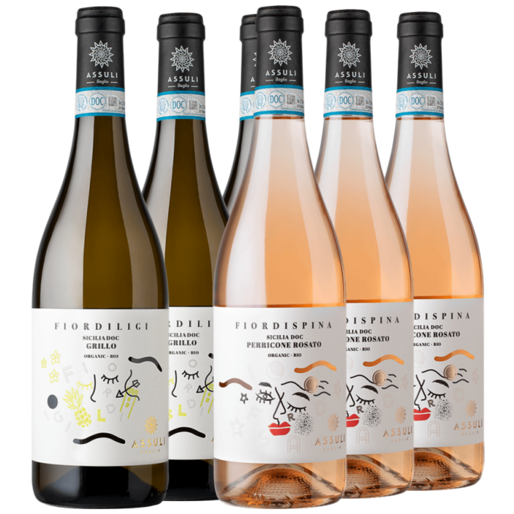 Sechs Flaschen Assuli-Wein sind in zwei Reihen aufgestellt; drei Flaschen weißer Grillo Fiordiligi und drei Flaschen rosé Perricone Rosato Fiordispina mit illustrierten Etiketten sind zu sehen.
