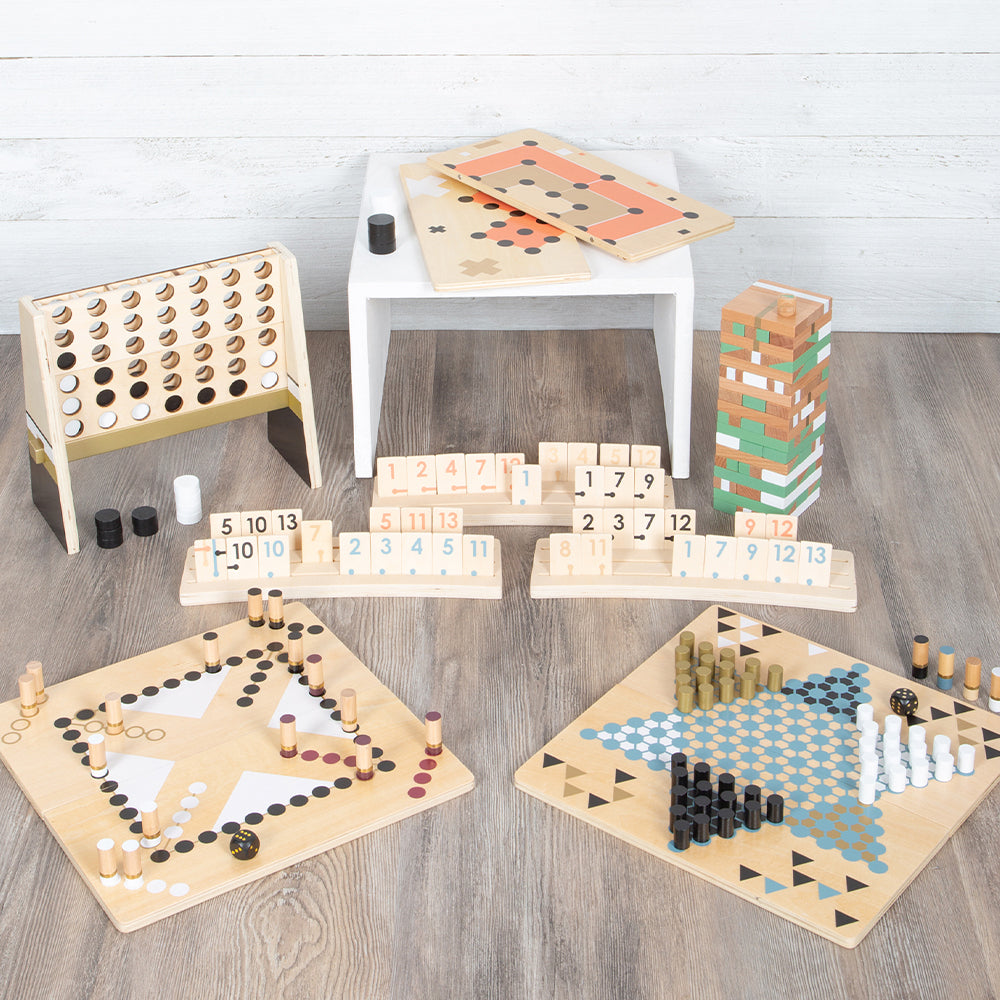 Das Schach- und Backgammon-Set „Gold Edition“ ist wunderschön auf einer Tischplatte und dem Boden in einem hellen Raum arrangiert.