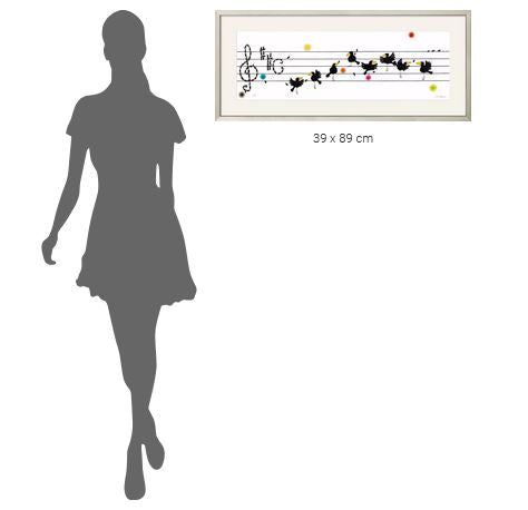 Silhouette einer Frau neben Michael Ferners gerahmtem Kunstwerk „Alle Raben sind schon da“ (2024); Größe beschriftet 39 x 89 cm.