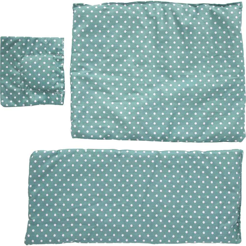 Bettwäsche für das Puppenbett in grün mit weißen Tupfen.