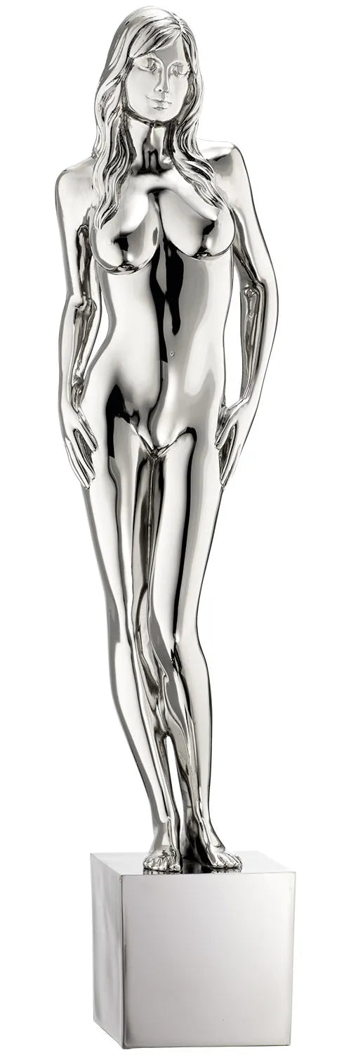 Spiegelnde Silberskulptur einer nackten Frau, die auf einem rechteckigen Sockel steht.