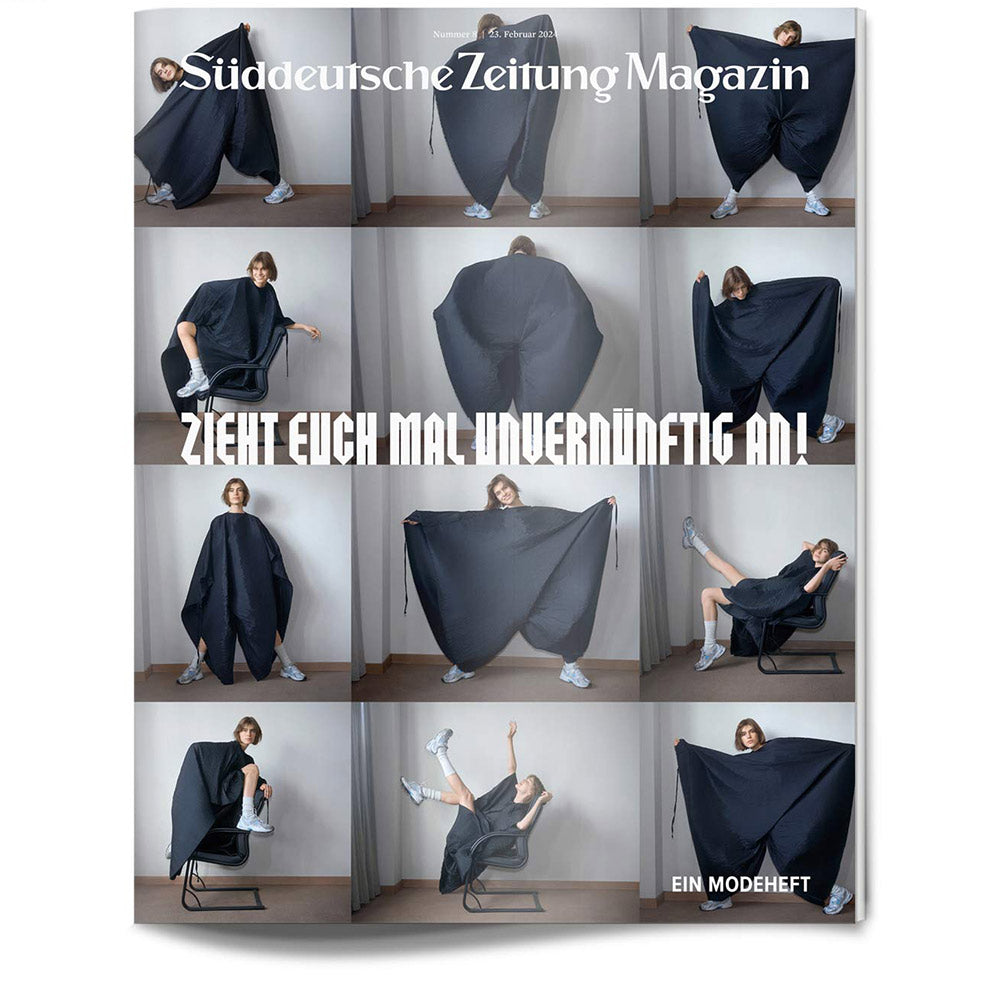 Collage einer Person, die auf verschiedene Weise posiert, während sie in einen großen dunklen Stoff gehüllt ist; Titelbild einer deutschen Zeitschrift.