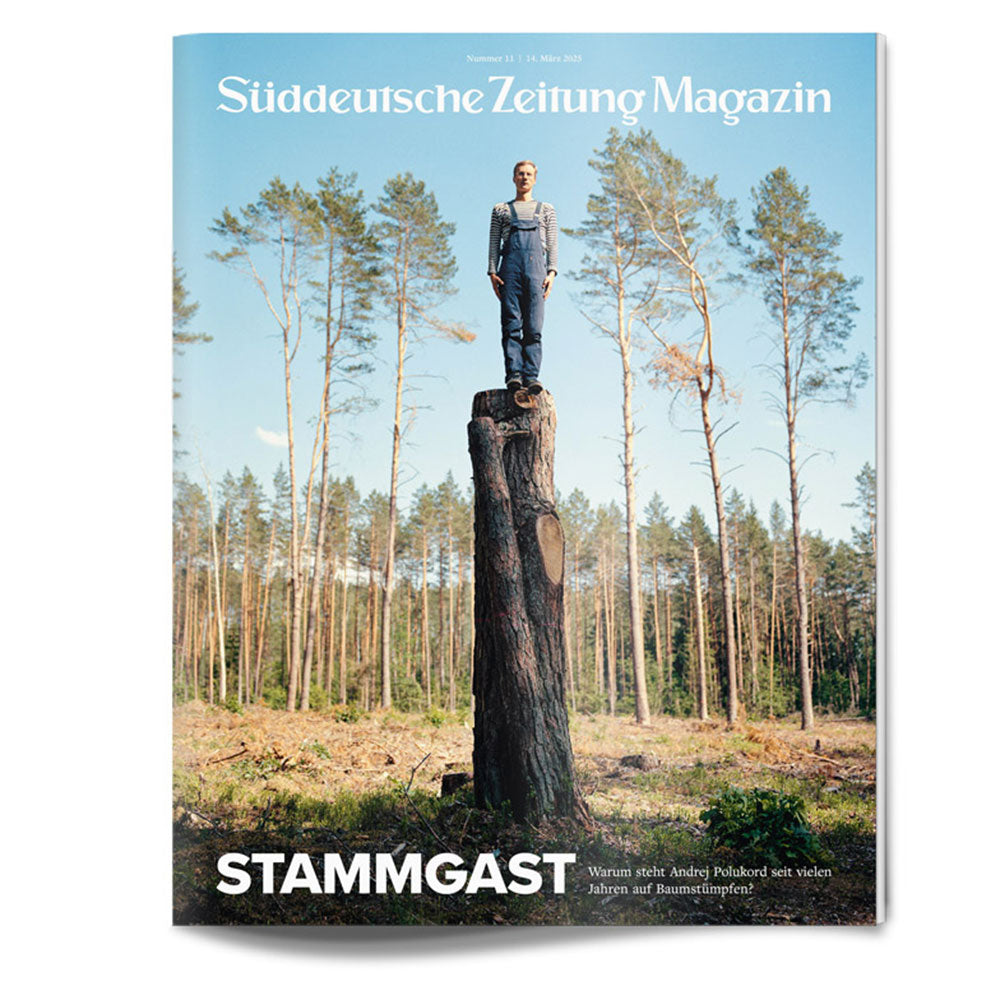 Person, die auf einem hohen Baumstumpf im Wald steht, Titelbild Süddeutsche Zeitung Magazin.