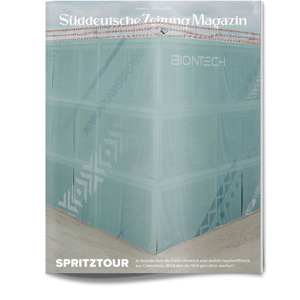 Die Titelseite der Zeitschrift zeigt einen großen, in Stoff gehüllten Container mit der Aufschrift BIONTECH und einem deutschen Text darüber.