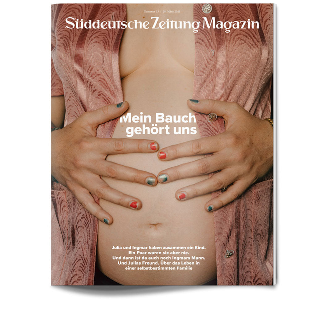 Die schwangere Person in Rosa hält ihren nackten Bauch, während die Hände einer anderen Person sanft auf dem Bauch ruhen.