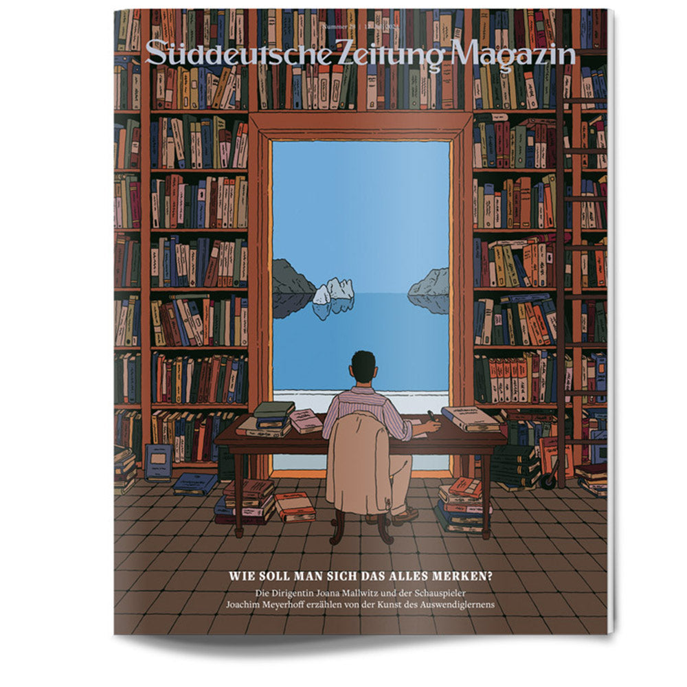 Eine Person sitzt an einem Schreibtisch in einer Bibliothek und blickt durch ein großes Fenster auf eine Eislandschaft.