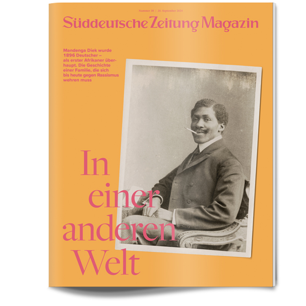 Titelseite des Süddeutsche Zeitung Magazins mit einem alten Foto eines lächelnden Mannes im Anzug auf orangefarbenem Hintergrund.