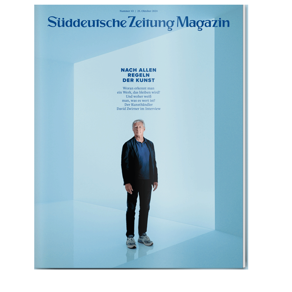 Auf dem Titelbild des Süddeutsche Zeitung Magazins steht ein Mann in Schwarz in einem minimalistischen, hellblauen Raum.