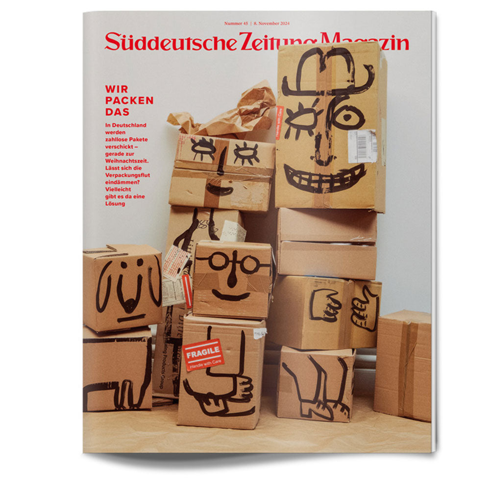 Gestapelte Pappschachteln mit gezeichneten Gesichtern, einige davon lächelnd, spielerisch angeordnet vor einem schlichten Hintergrund.
