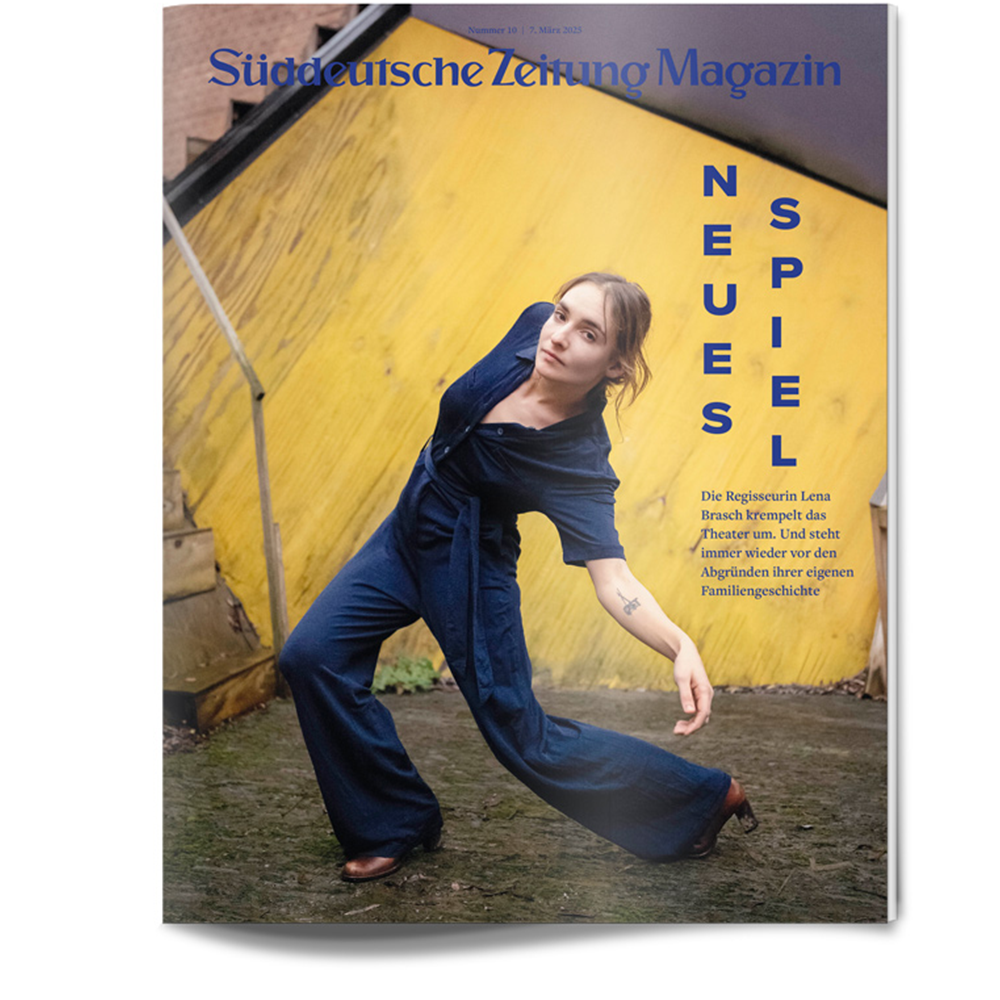 Eine Frau in einem blauen Overall posiert im Freien auf dem Cover des Süddeutsche Zeitung Magazins.