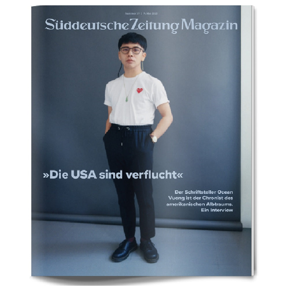Auf dem Titelbild des Süddeutsche Zeitung Magazins steht ein Mann mit Brille vor einer grauen Wand.