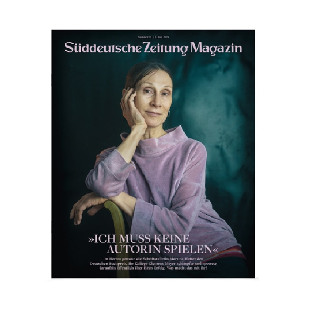 Eine Frau in einem lavendelfarbenen Oberteil sitzt auf einem Stuhl und ist auf dem Cover des Süddeutsche Zeitung Magazins abgebildet.