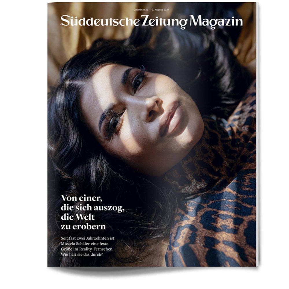 Frau mit langen dunklen Haaren im Leopardenmuster-Top auf dem Cover des Süddeutsche Zeitung Magazins liegend.