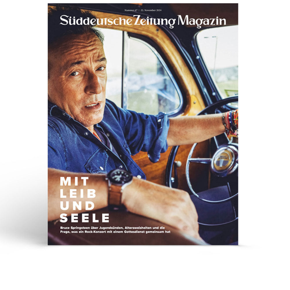 Ein Mann in einem Auto blickt in die Kamera; Titelseite des Süddeutsche Zeitung Magazins mit deutschem Text überlagert.