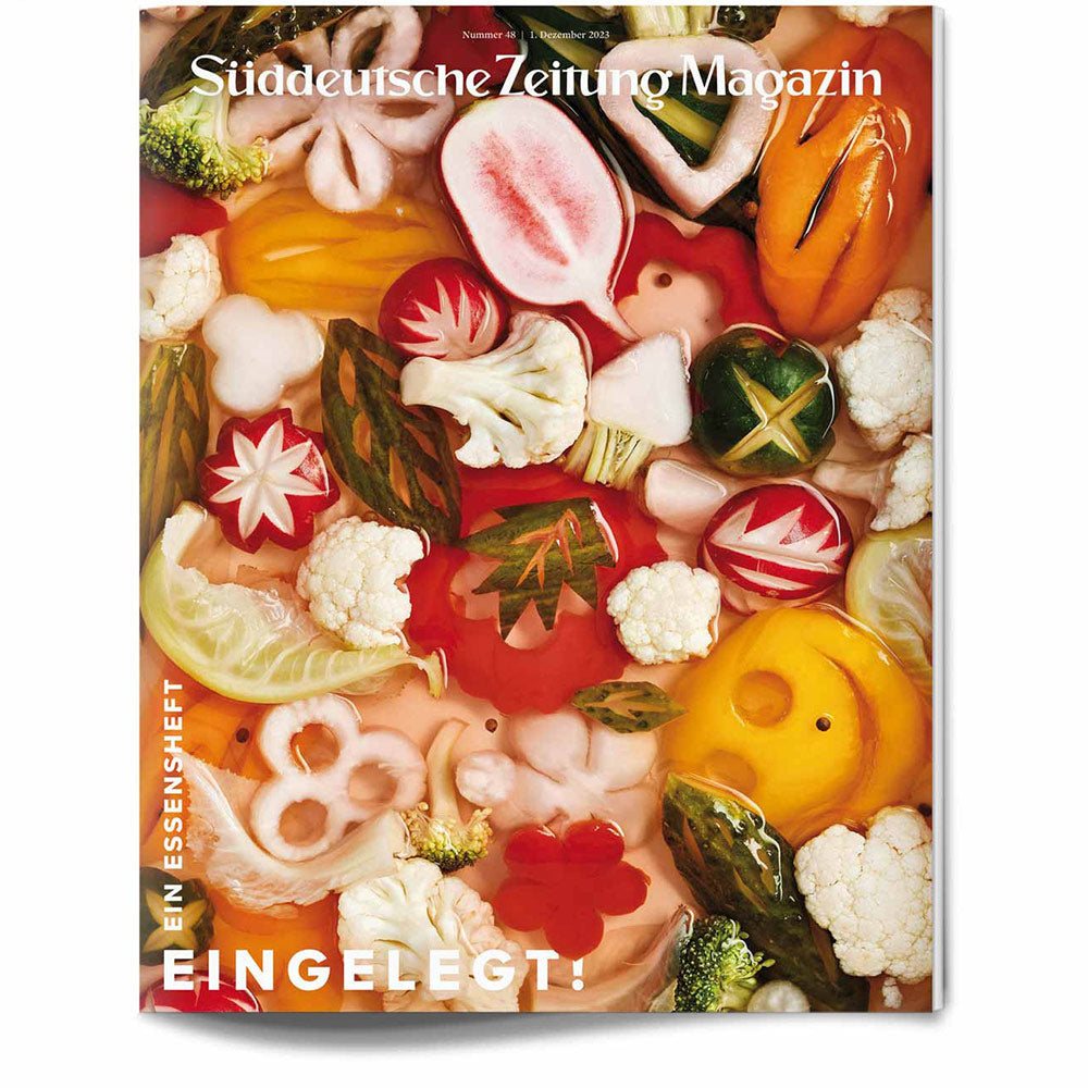 Eine bunte Vielfalt an geschnittenem und ganzem eingelegtem Gemüse auf der Titelseite des Süddeutsche Zeitung Magazins.