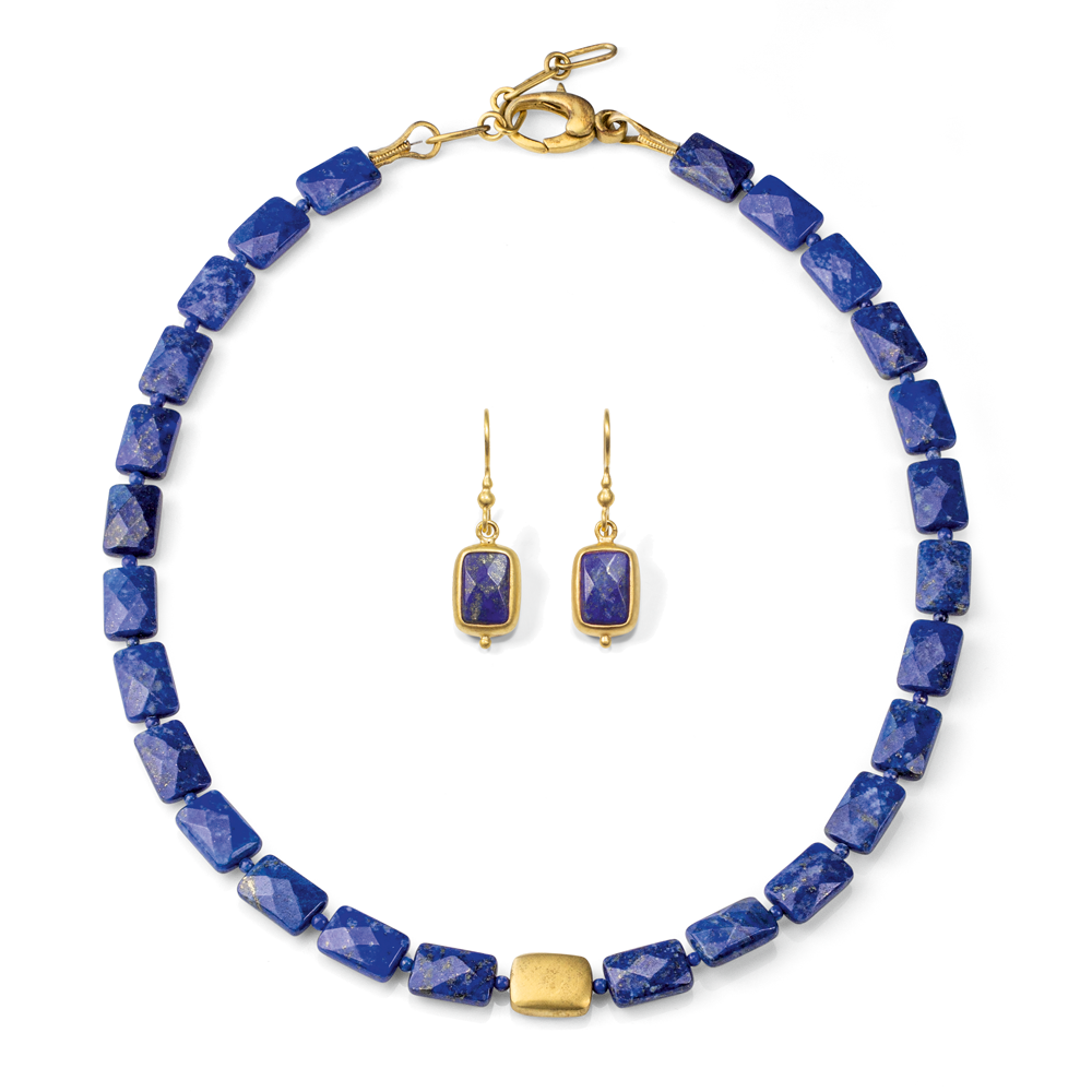 Das Schmuckset „Falling Star“ besteht aus einer Halskette aus goldenen und blauen Steinen sowie dazu passenden Ohrhängern aus goldenen und blauen Steinen auf weißem Hintergrund.
